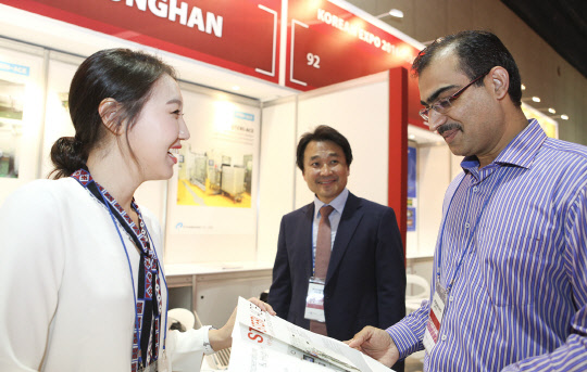 코트라(KOTRA)는 최근의 수출부진을 타개하고 우리 기업의 아랍에미리트(UAE) 등 중동과 인근 국가 시장진출 확대를 위해 25일(현지시간)부터 사흘간 아랍에미리트 두바이에서 ‘2016 두바이 한국 우수상품 전시회’를 개최한다. 사진은 현지 바이어와 수출상담을 하는 한국업체 관계자.